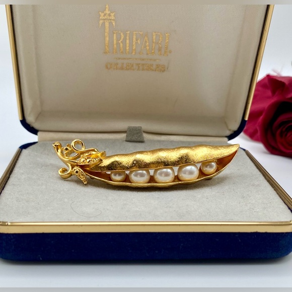Trifari Collectibles Brooch Peas In A Pod Faux Pearl w/Box Near Mint - Picture 2 of 5